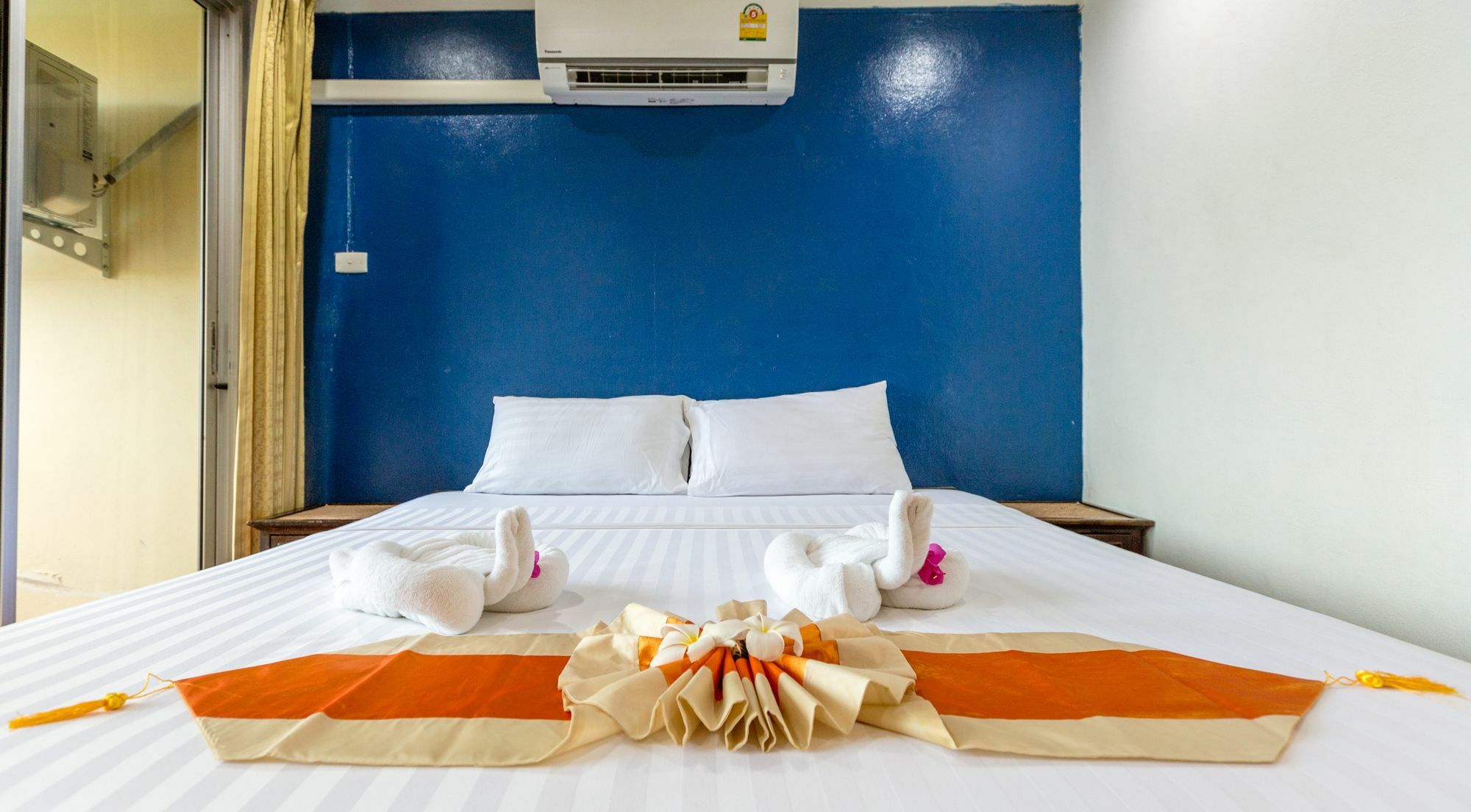 Porterhouse Beach Hotel Patong Kültér fotó