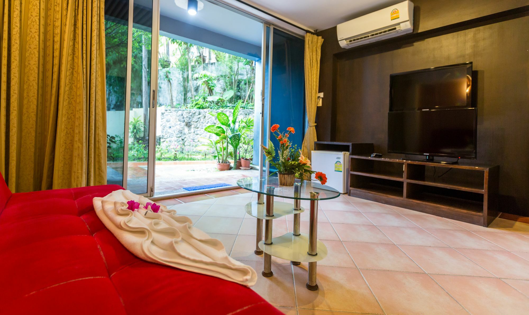 Porterhouse Beach Hotel Patong Kültér fotó